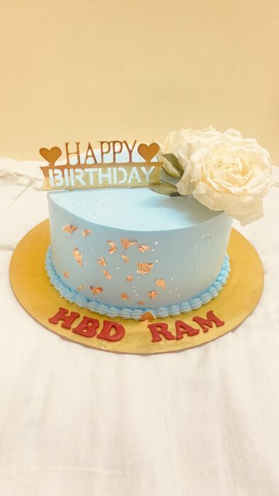 Butterscoch cake with flower decoration