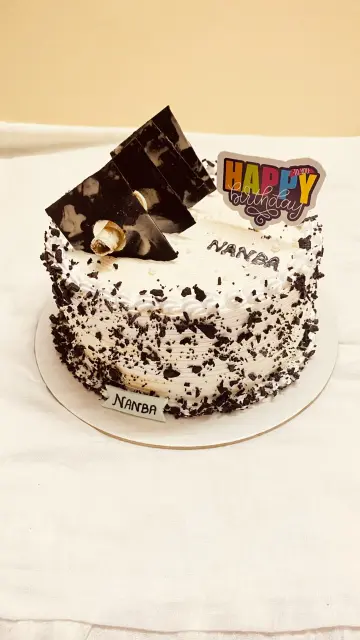 Butterscoch cake with chocolate garnish